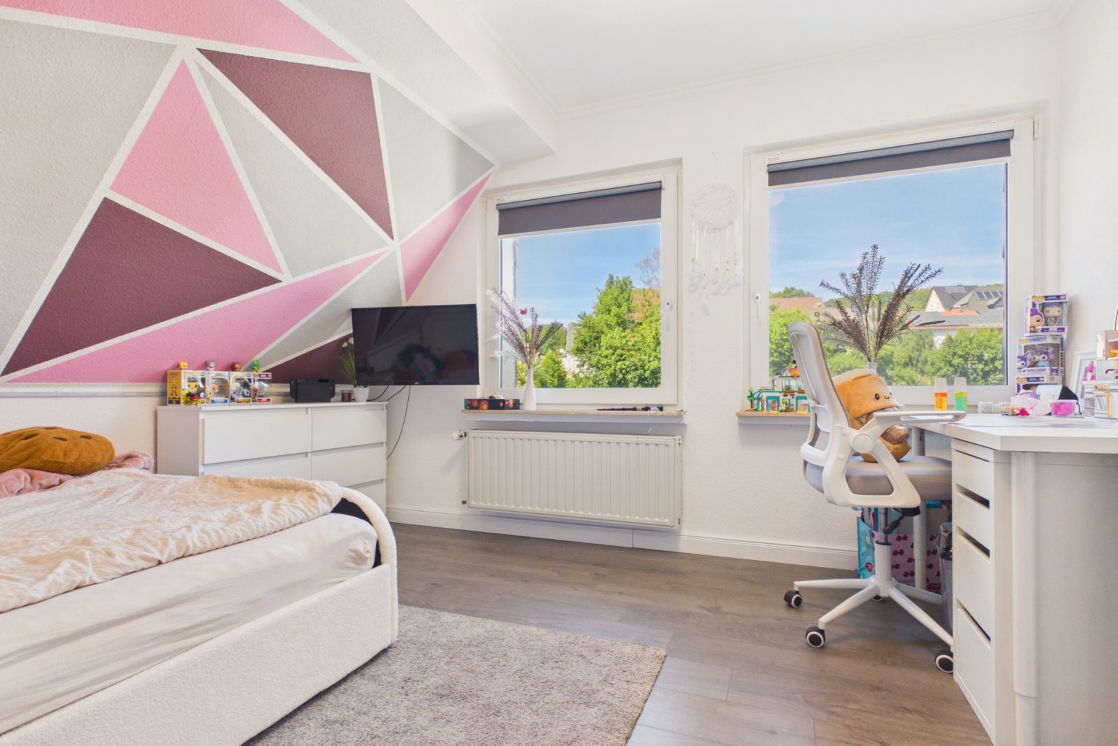Helles Kinderzimmer mit moderner Wandgestaltung