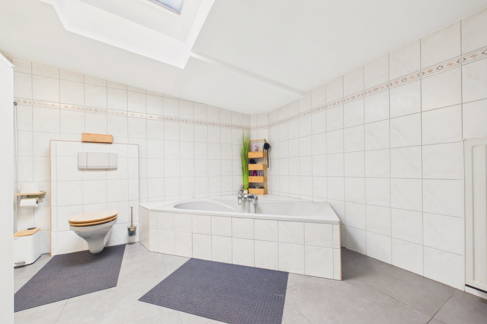 Geräumiges Badezimmer mit Badewanne und Dusche