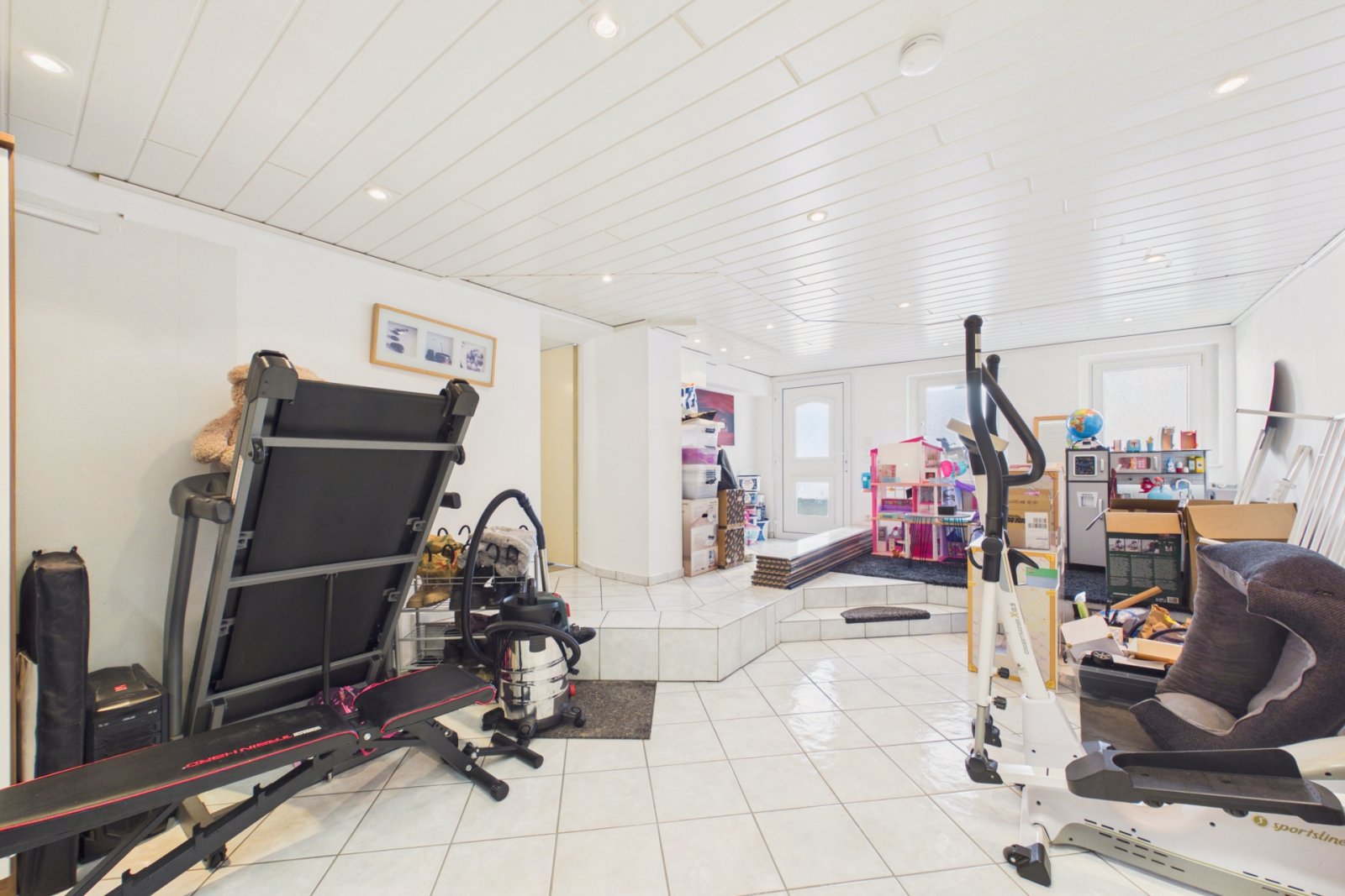 Multifunktionaler Hobbyraum mit Fitnessbereich