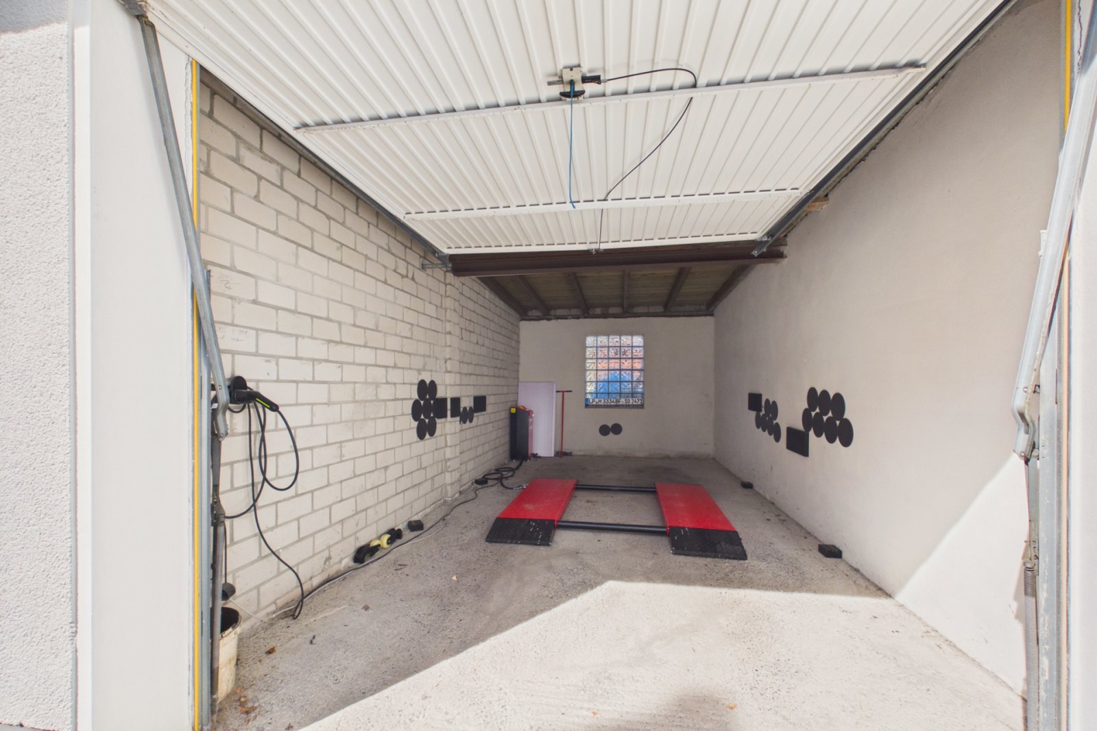 Garage mit Stromanschluss und Hebebühne