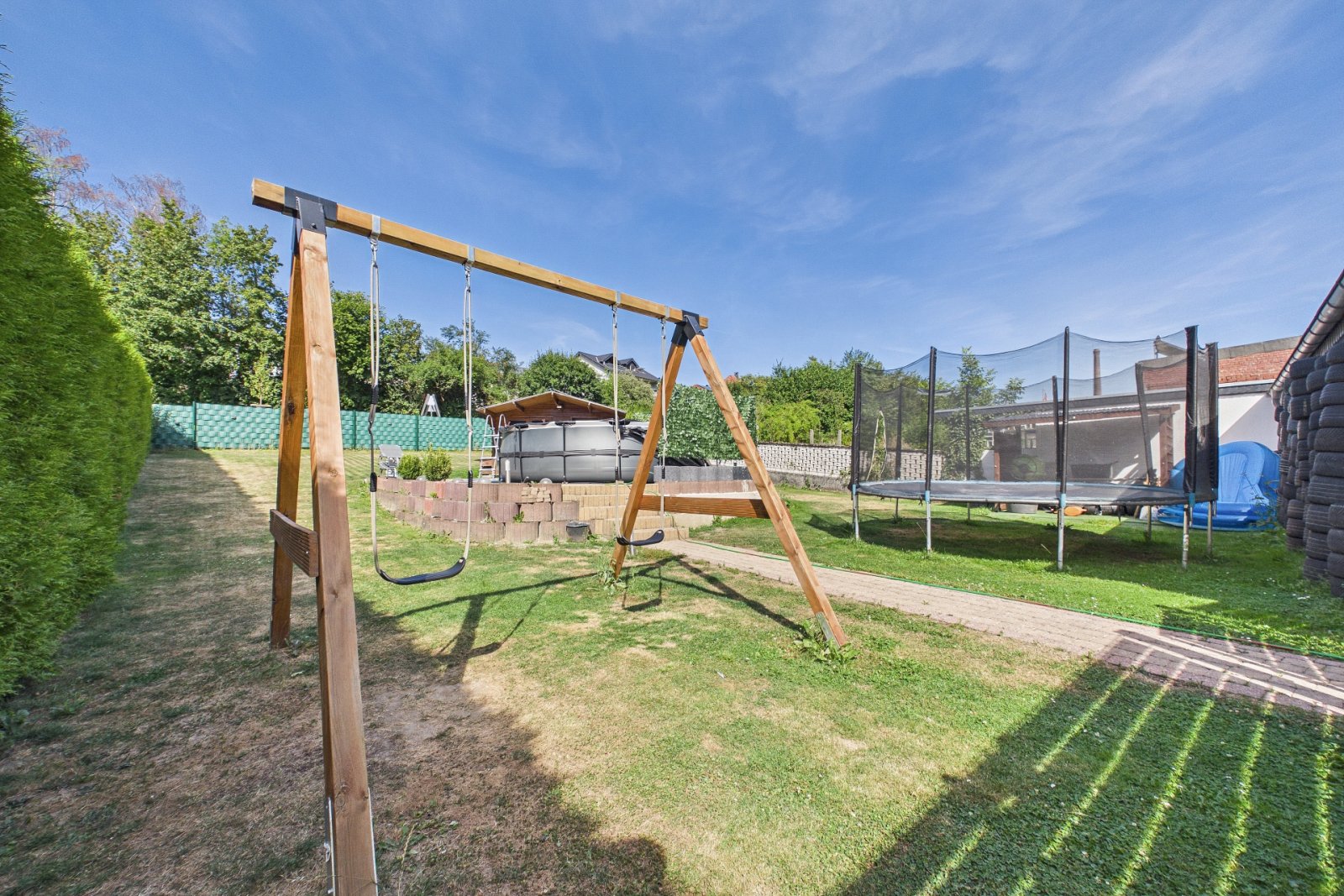 Garten mit Schaukel und Spielbereich