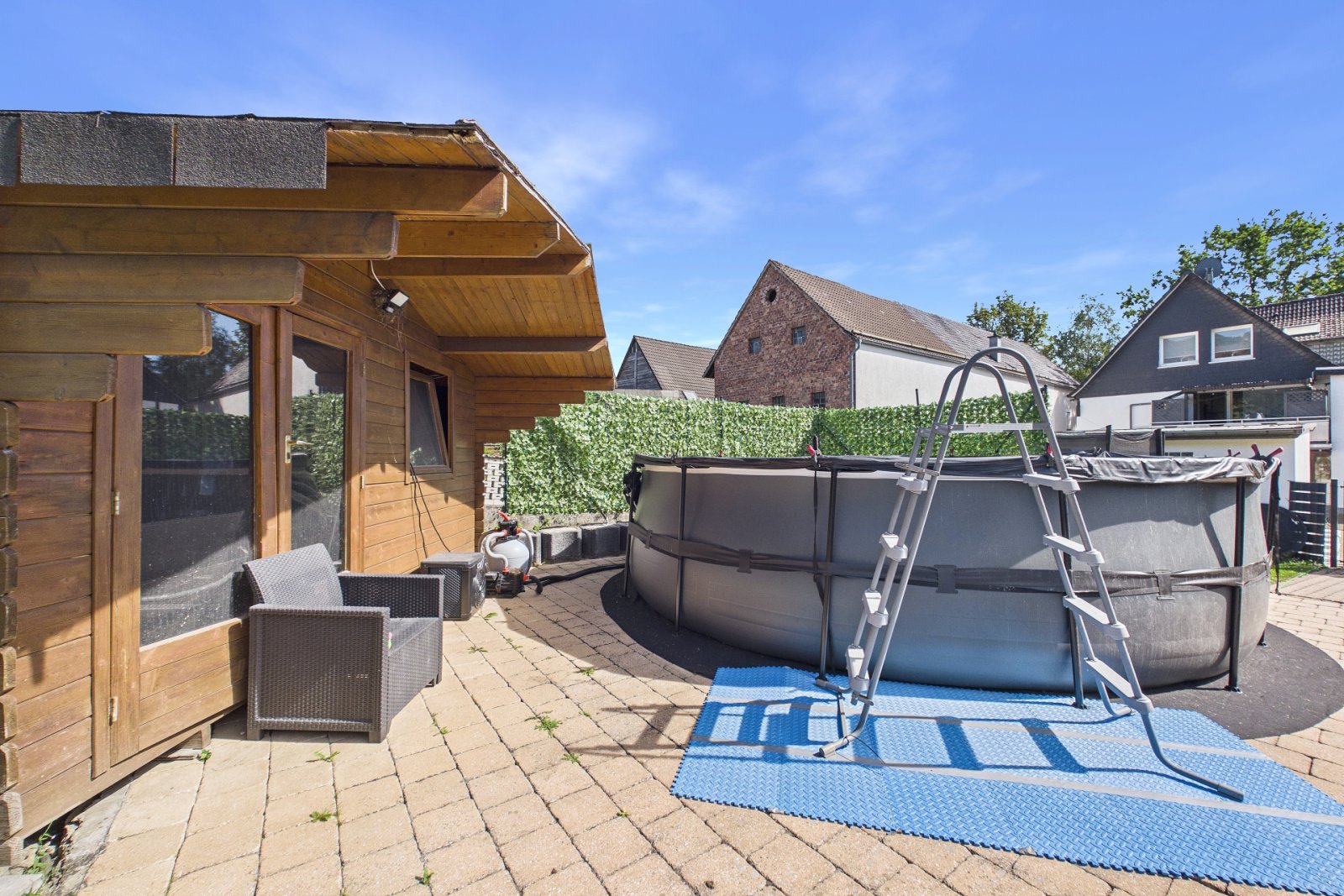 Gartenhaus mit Terrasse und Aufstellpool
