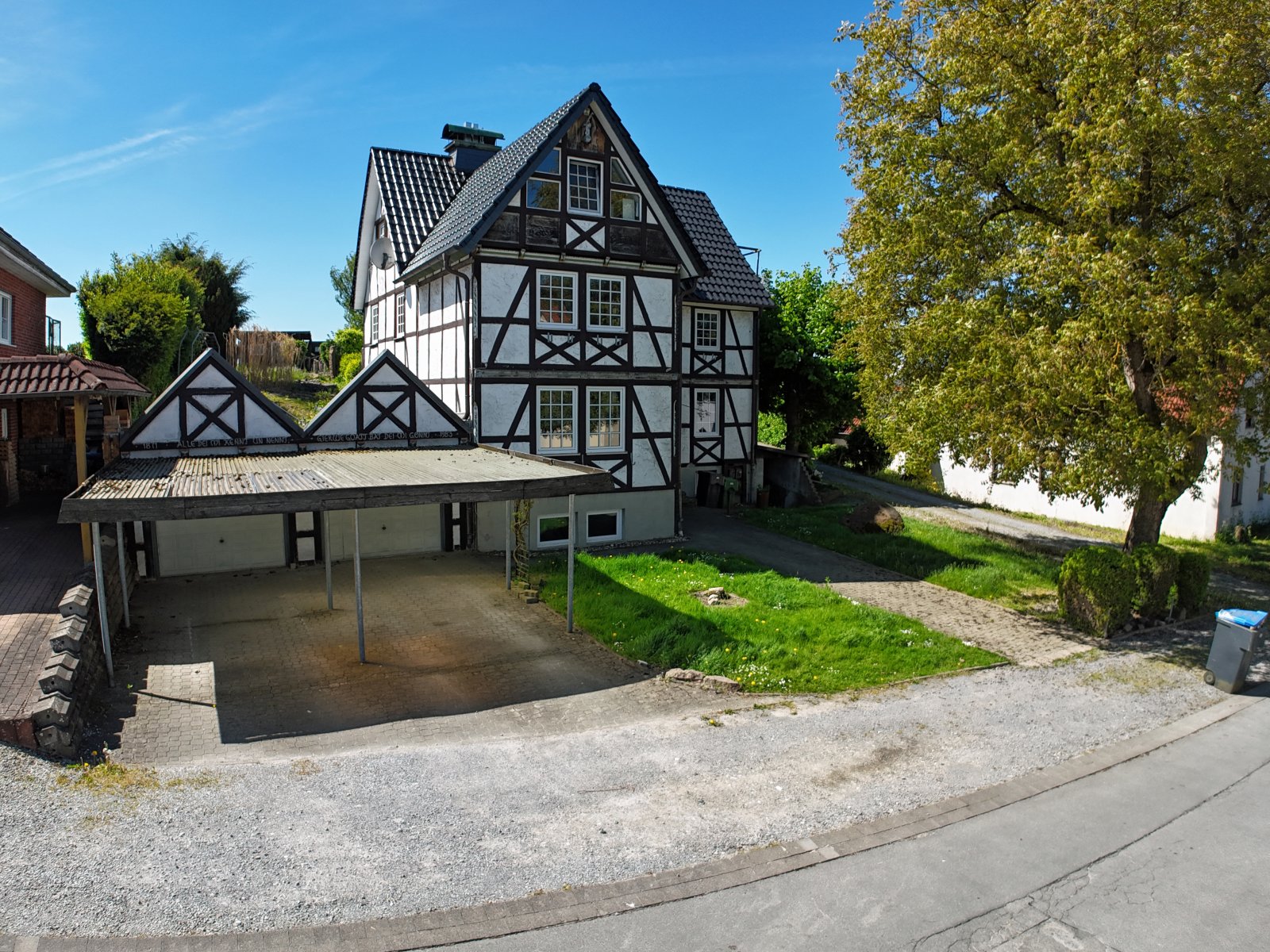 Fachwerkhaus mit Carport und Garten Fachwerkhaus mit Carport und Garten