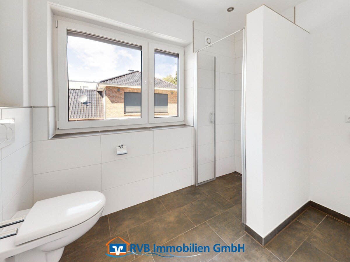 Tageslichtbad mit bodengleicher Dusche und WC Tageslichtbad mit bodengleicher Dusche und WC