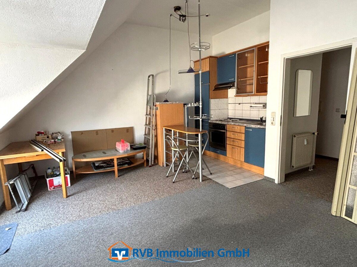 Wohn- und Schlafzimmer mit Einbauküche Wohn- und Schlafzimmer mit Einbauküche