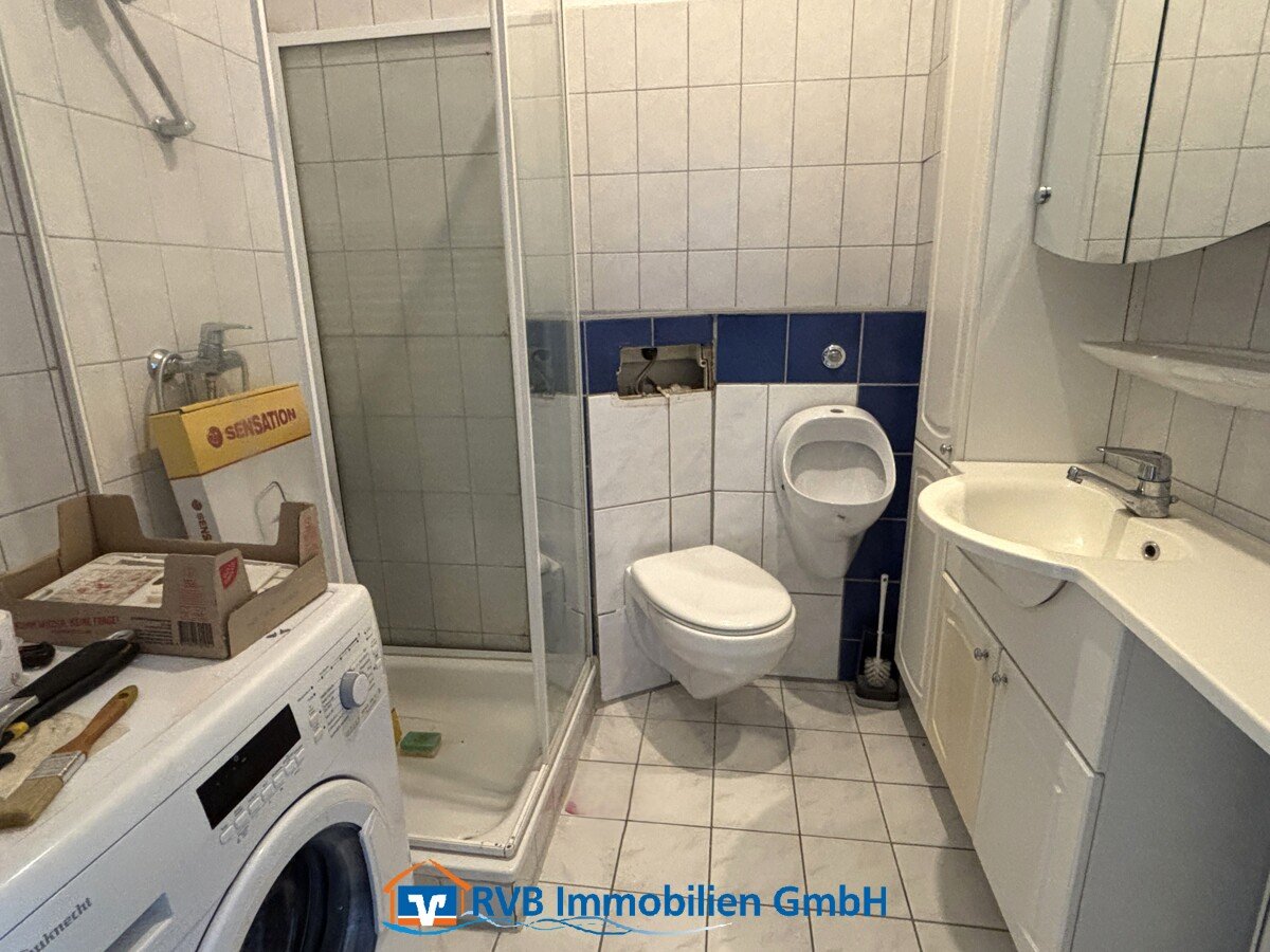 Bad mit Dusche und WC Bad mit Dusche und WC