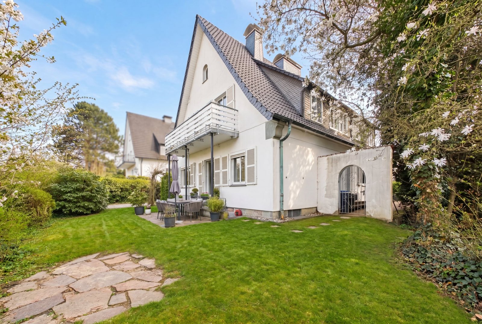 Gartenansicht mit Terrasse und gepflegtem Rasen Gartenansicht mit Terrasse und gepflegtem Rasen