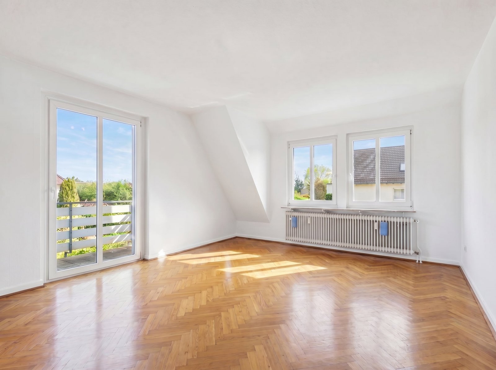 Helles Zimmer mit Balkonzugang und Parkettboden Helles Zimmer mit Balkonzugang und Parkettboden