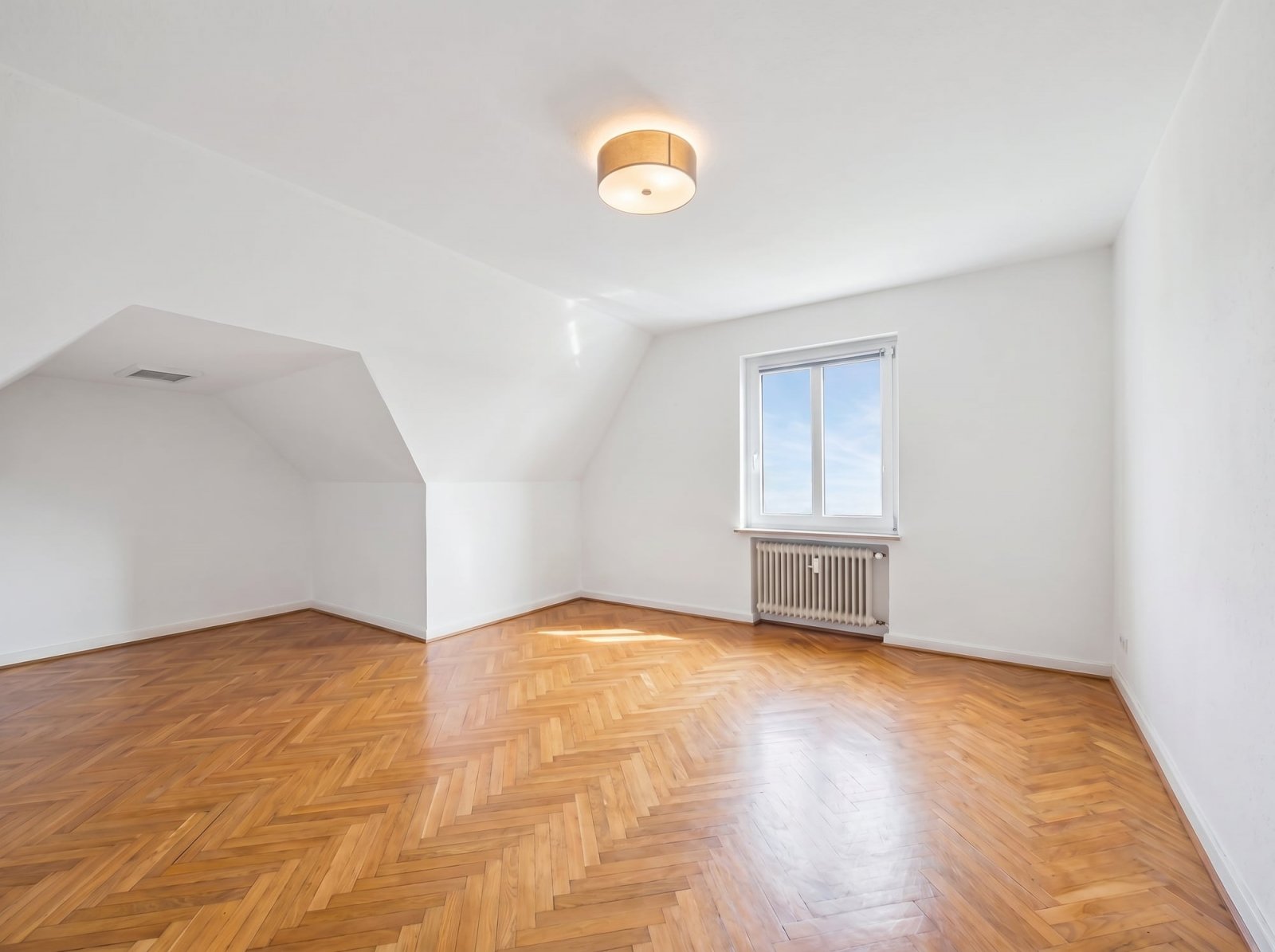 Dachgeschosszimmer mit Parkettboden Dachgeschosszimmer mit Parkettboden