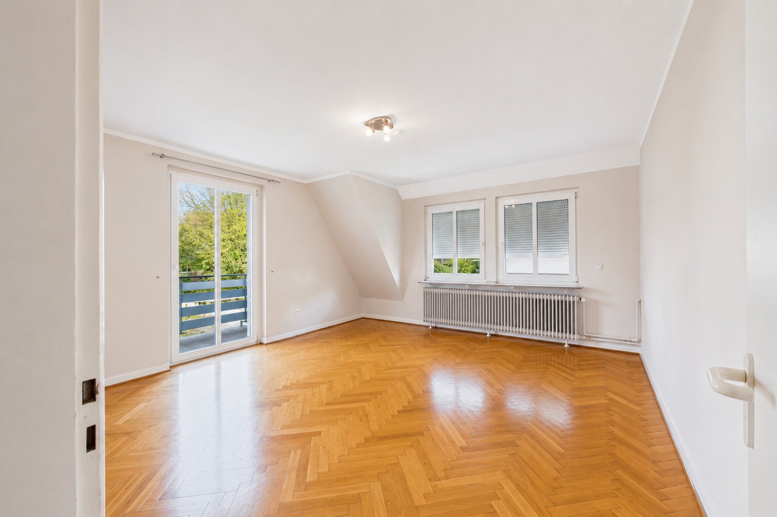 Schlafzimmer mit Balkontür und Parkettboden Schlafzimmer mit Balkontür und Parkettboden