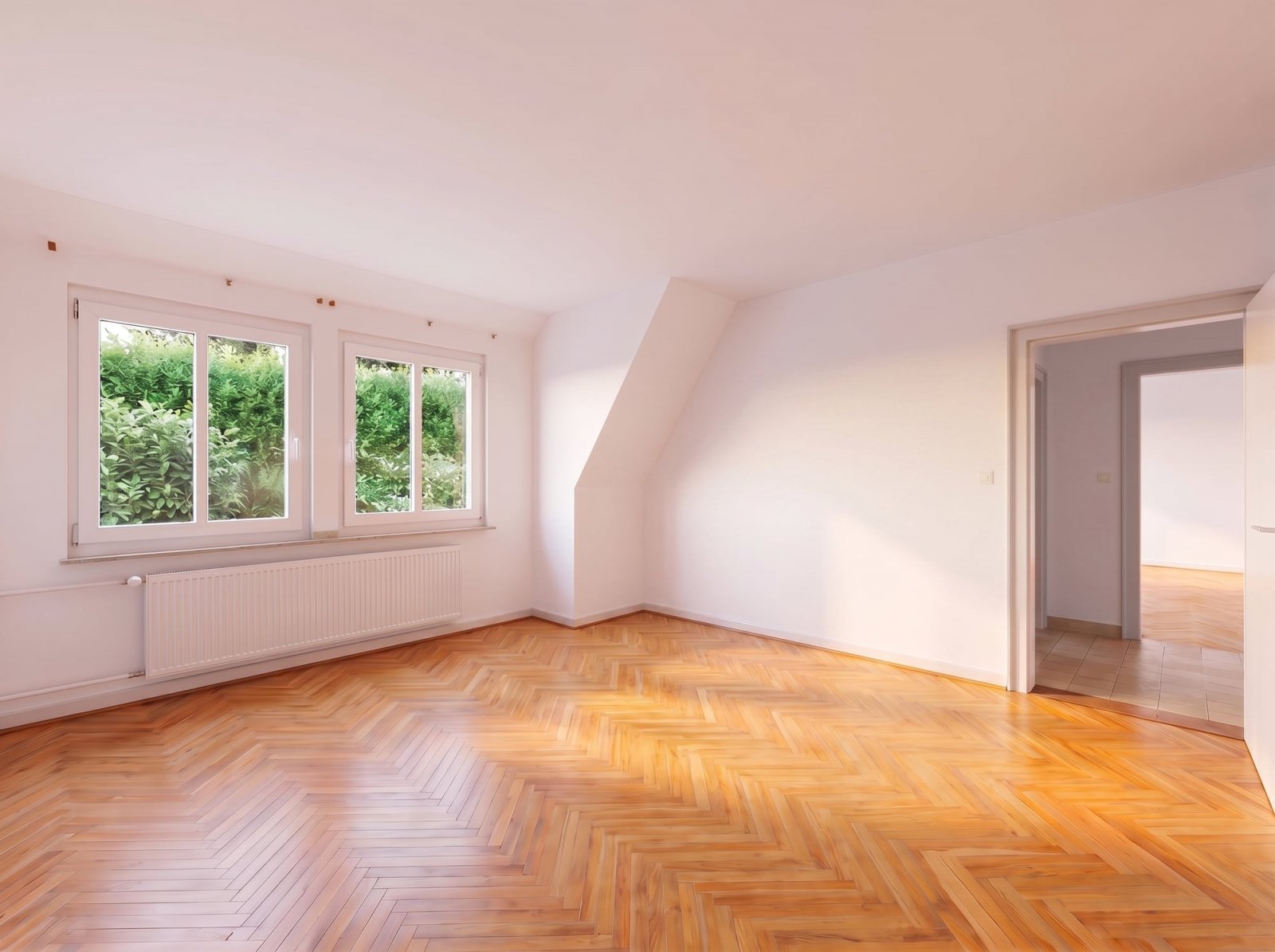 Geräumiges Zimmer mit Fischgrätparkett und Gartenblick Geräumiges Zimmer mit Fischgrätparkett und Gartenblick