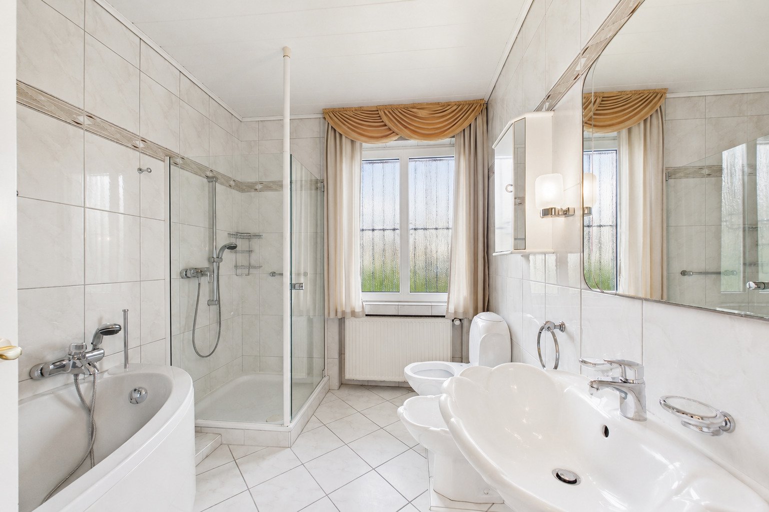 Helles Badezimmer mit Dusche, Badewanne und Bidet Helles Badezimmer mit Dusche, Badewanne und Bidet