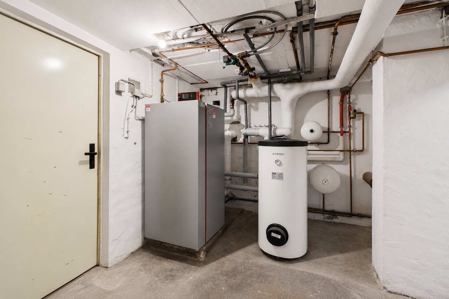 Heizungsraum mit moderner Wärmepumpentechnik Heizungsraum mit moderner Wärmepumpentechnik