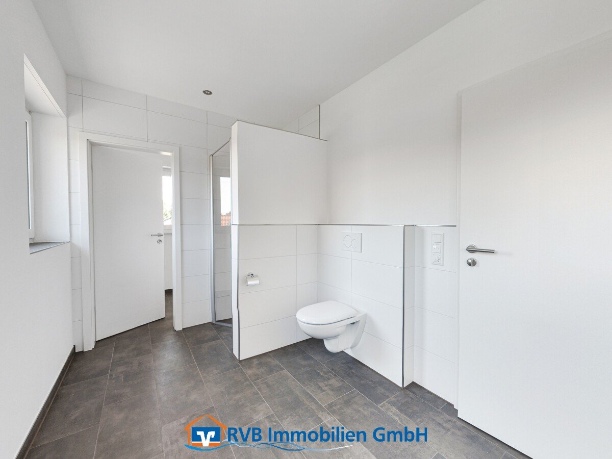 Bad mit bodengleicher Dusche und WC Bad mit bodengleicher Dusche und WC