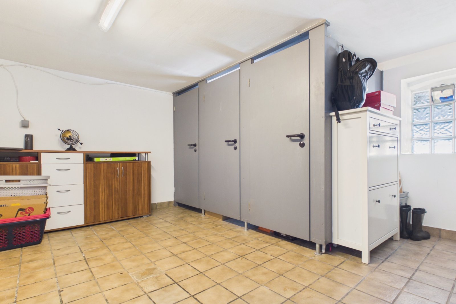 Abstellraum mit großzügigem Stauraum Abstellraum mit großzügigem Stauraum