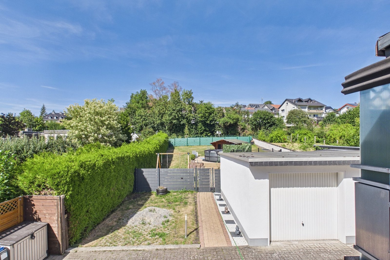 Blick vom Balkon auf Garten und umliegende Bebauung Blick vom Balkon auf Garten und umliegende Bebauung