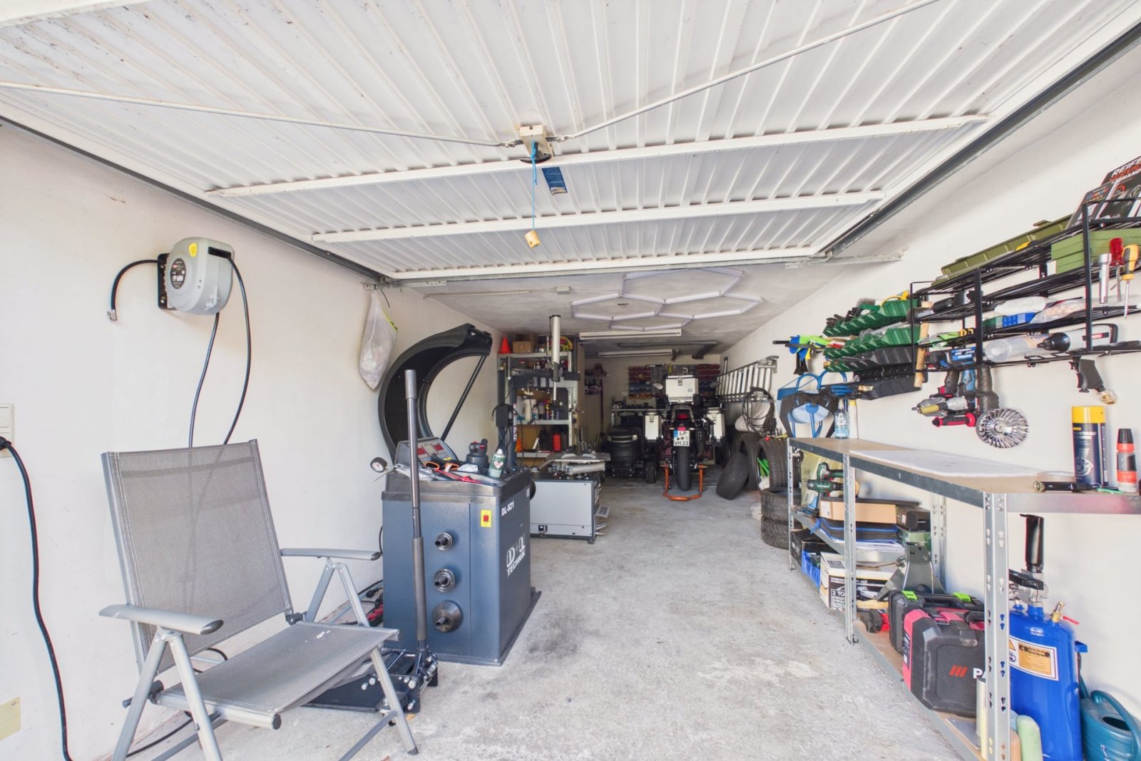 Gut ausgestattete Garage mit Werkstattbereich Gut ausgestattete Garage mit Werkstattbereich