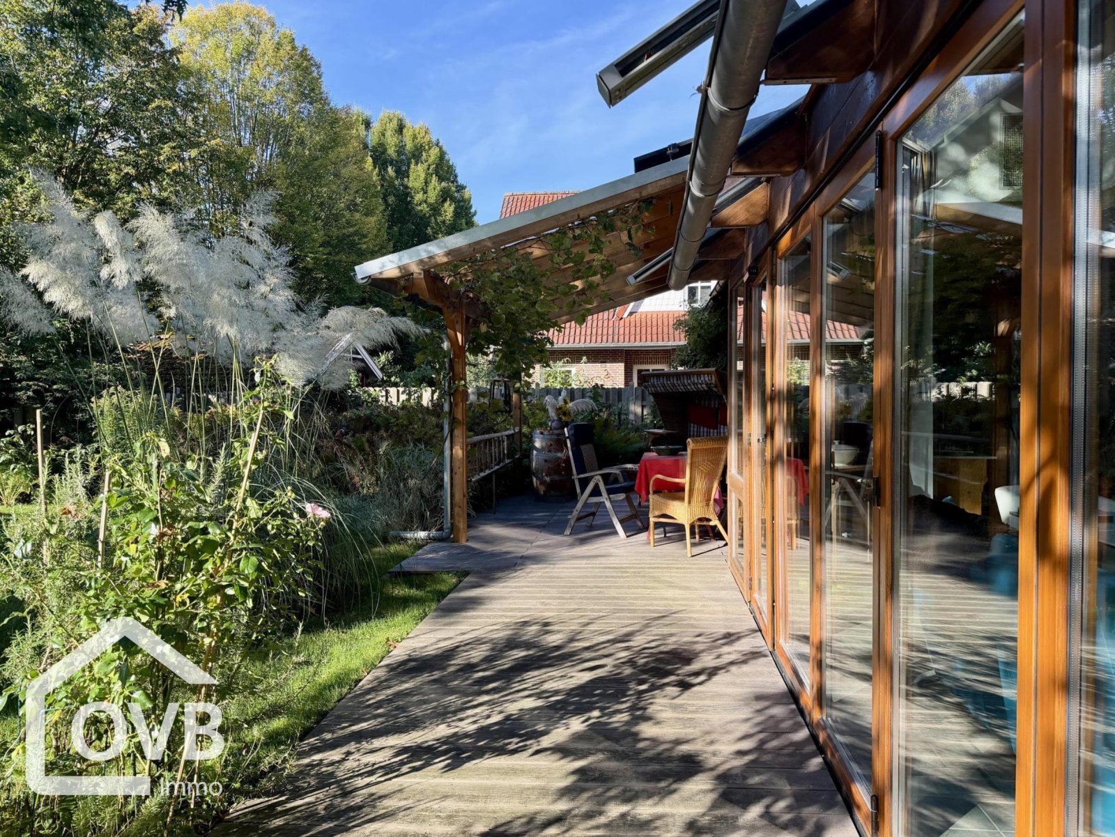 Außenansicht Teilterrasse / Blick zu überdachter Terrasse