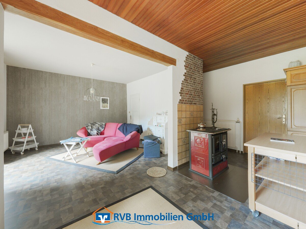 Küche mit Blick ins Wohnzimmer