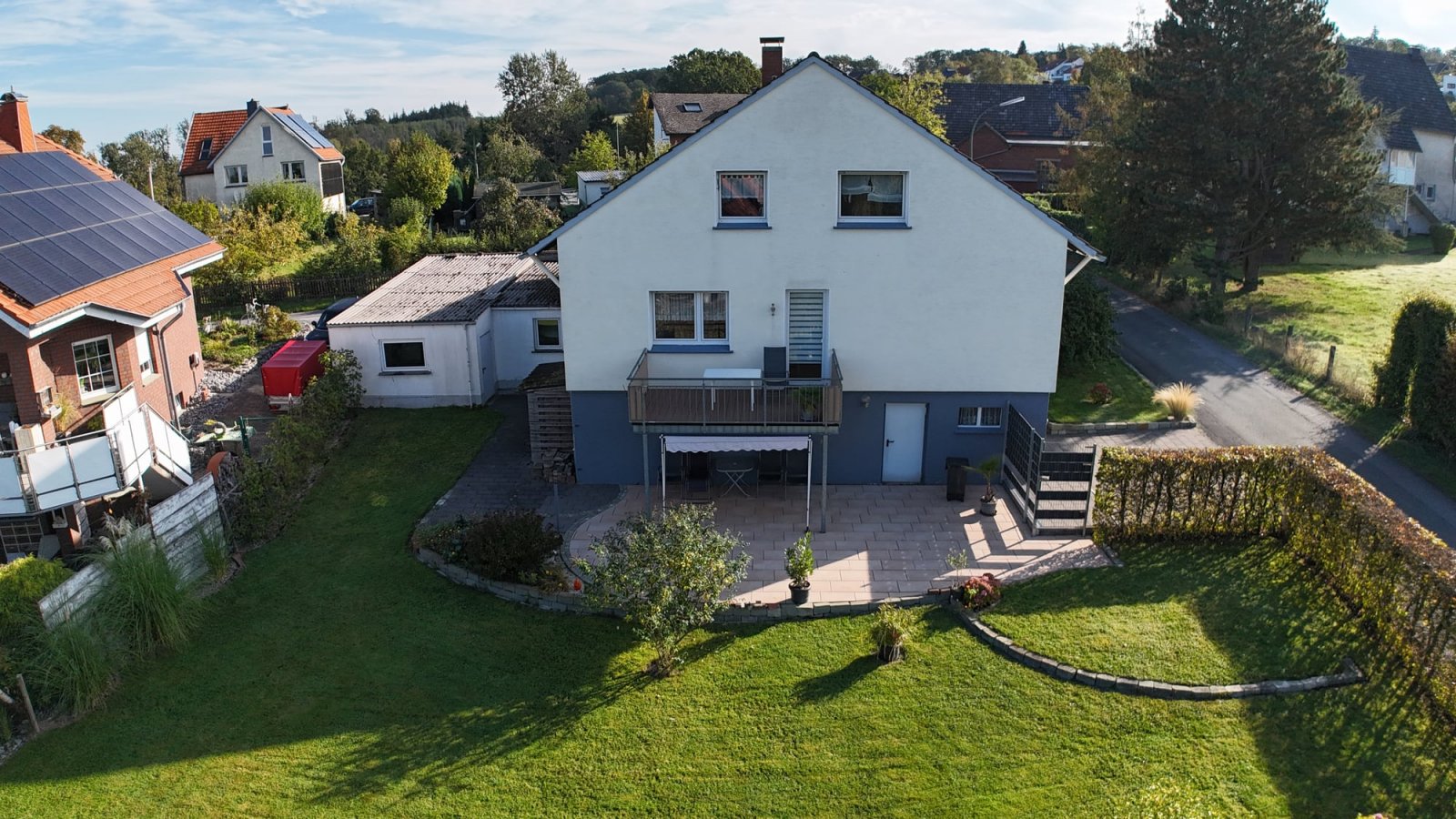 Rückansicht mit Terrasse und Gartenbereich Rückansicht mit Terrasse und Gartenbereich