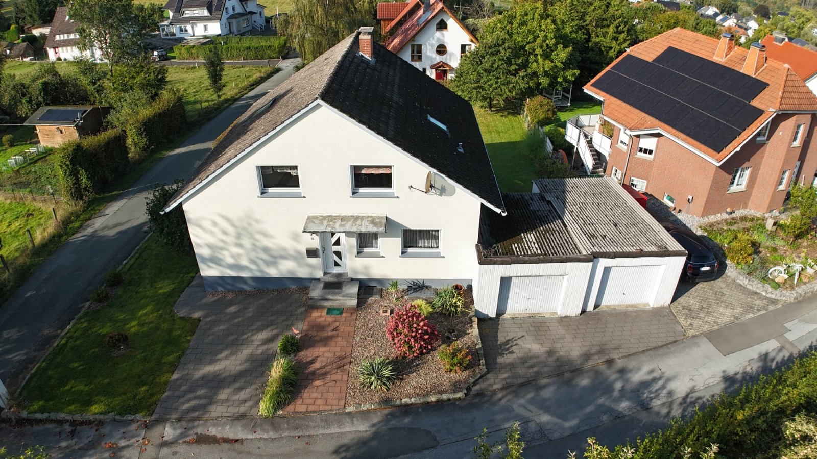 Frontansicht mit Vorgarten Frontansicht mit Vorgarten