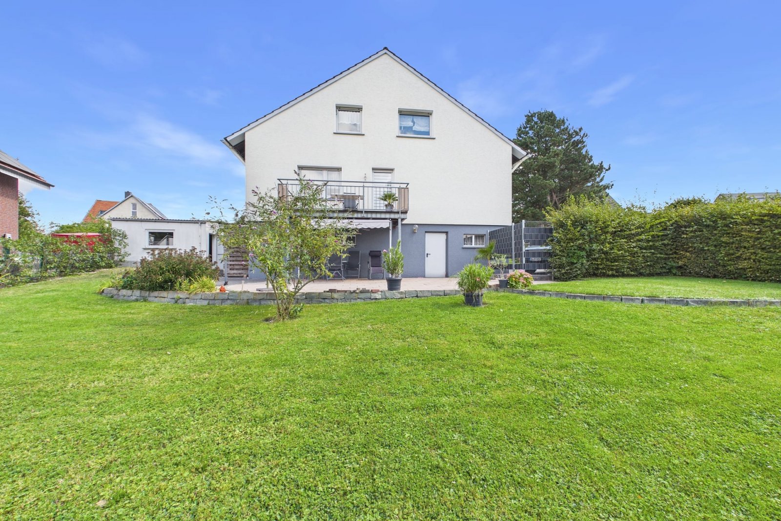 Gartenansicht des Hauses mit Terrasse und Balkon Gartenansicht des Hauses mit Terrasse und Balkon