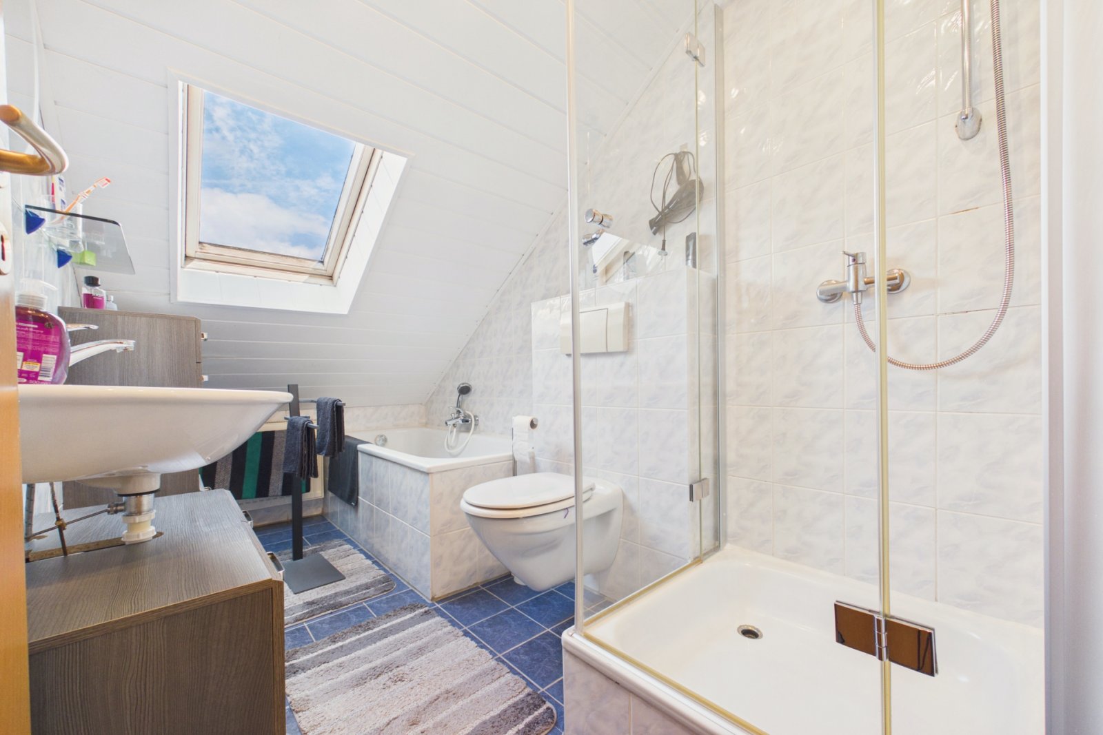 Badezimmer mit Dusche, Wanne und Tageslicht Badezimmer mit Dusche, Wanne und Tageslicht