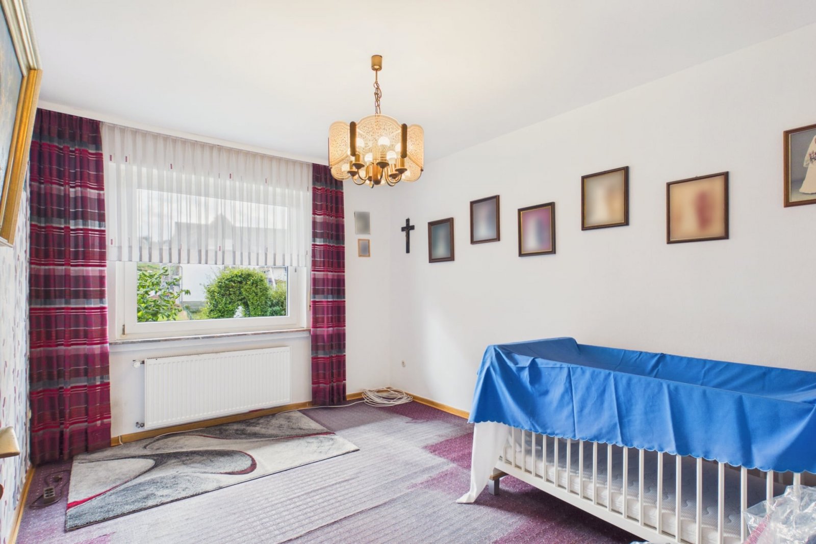 Schlafzimmer mit großem Fenster und Kronleuchter Schlafzimmer mit großem Fenster und Kronleuchter