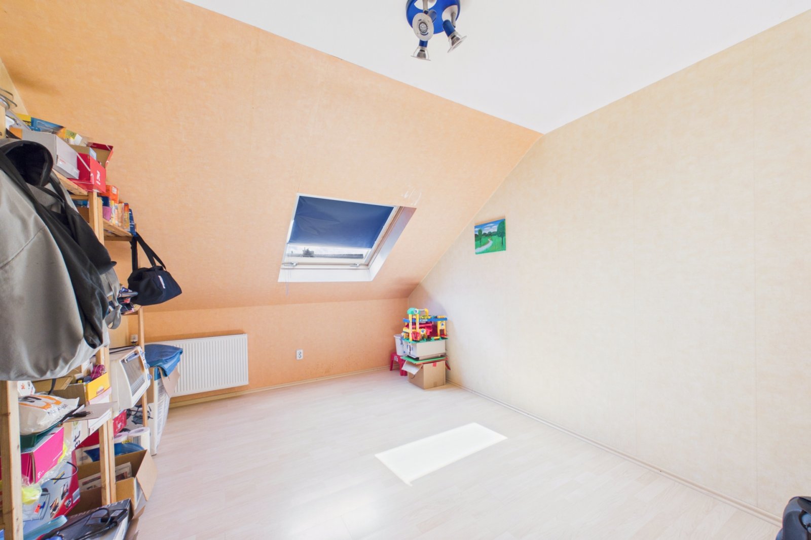 Helles Dachgeschosszimmer mit Dachfenster Helles Dachgeschosszimmer mit Dachfenster