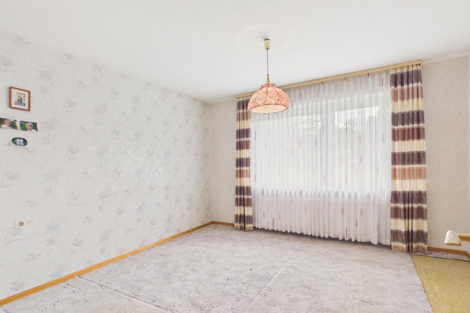 Geräumiges Zimmer mit großem Fenster und Teppichboden Geräumiges Zimmer mit großem Fenster und Teppichboden