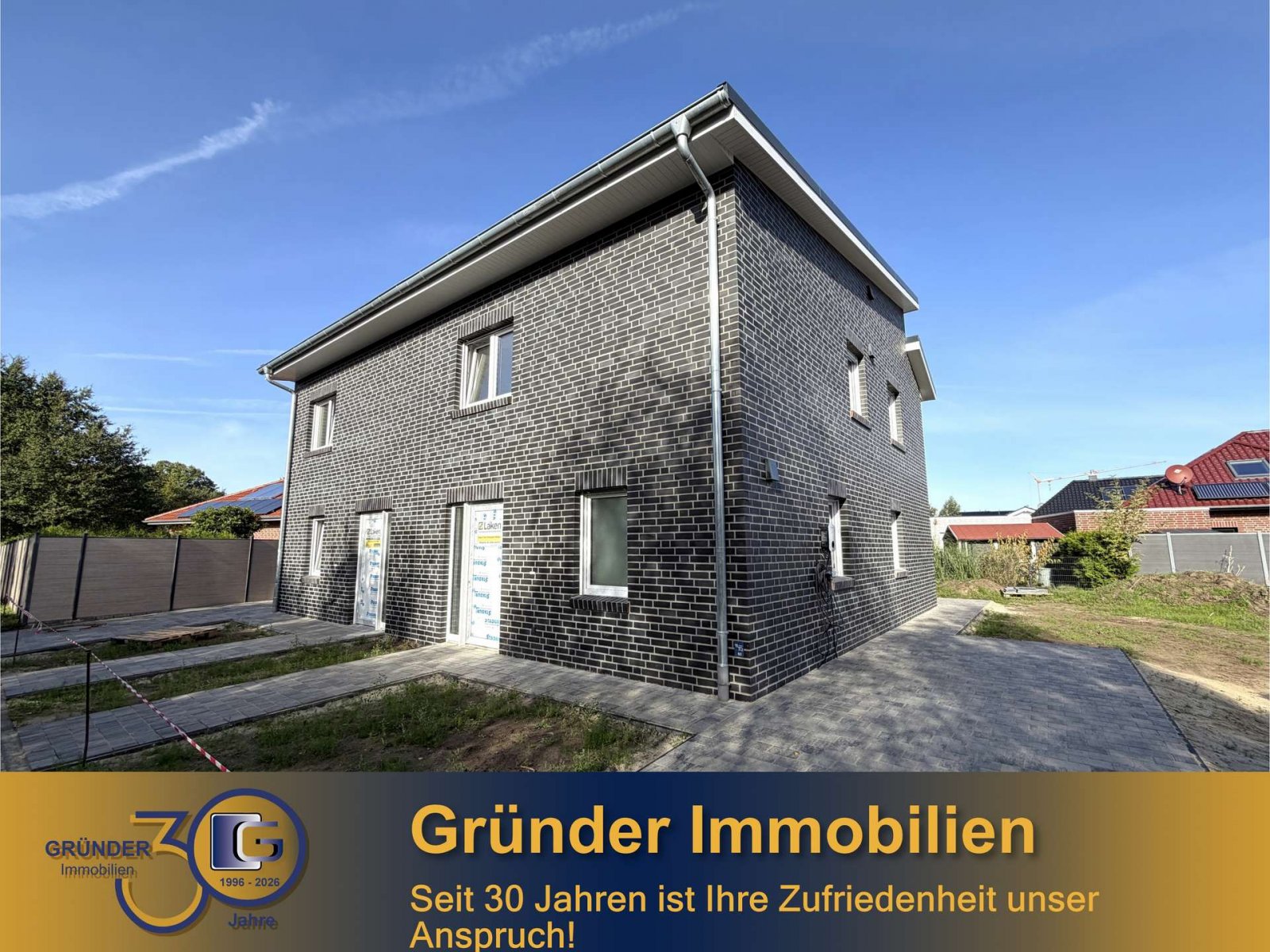 Moderne Doppelhaushälfte mit Garten und Carport Moderne Doppelhaushälfte mit Garten und Carport