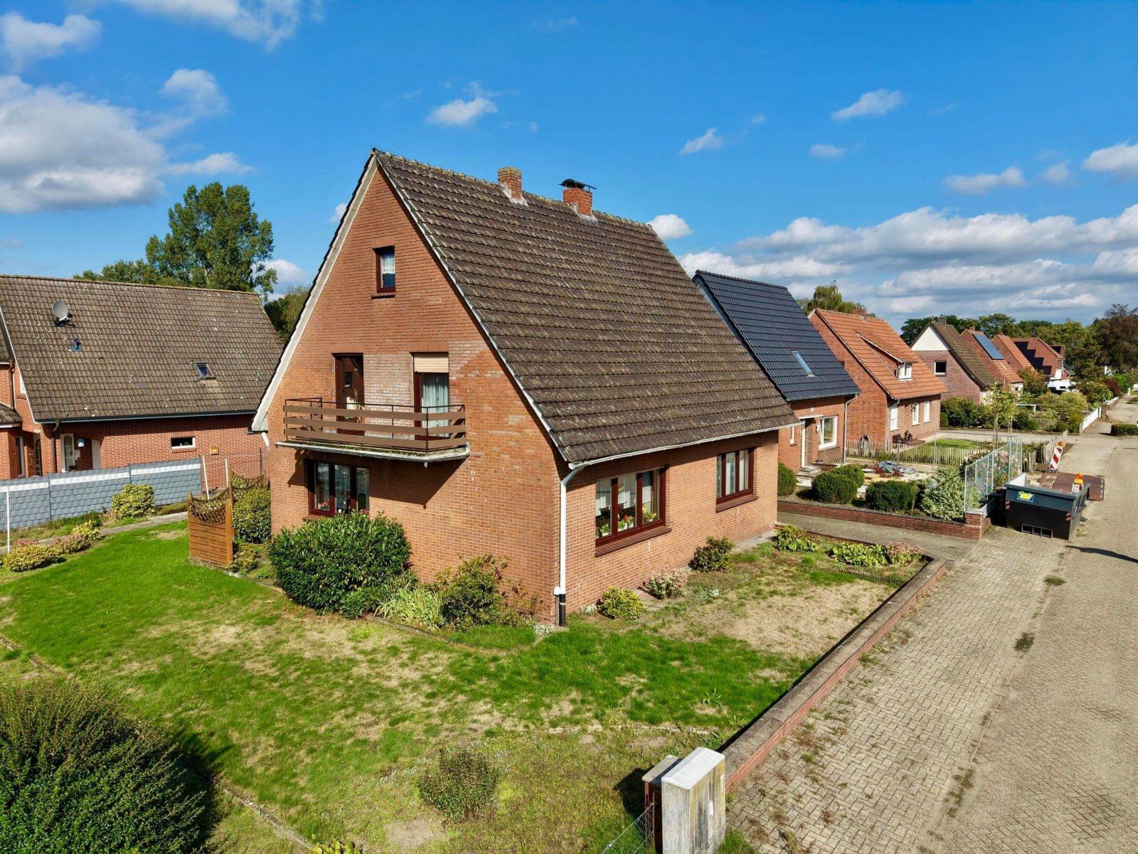 seitliche Straßenansicht seitliche Straßenansicht