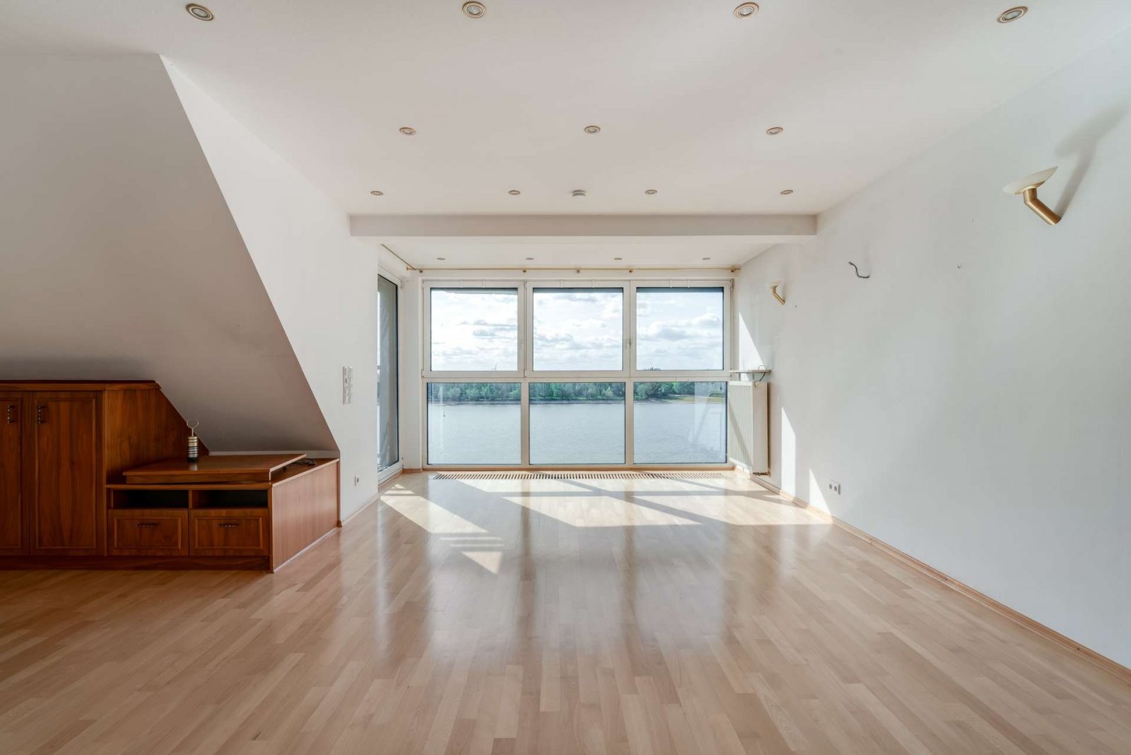 Emmerich am Rhein: Emmerich am Rhein: Exklusive Maisonettewohnung mit traumhaftem Rheinblick und Garage 