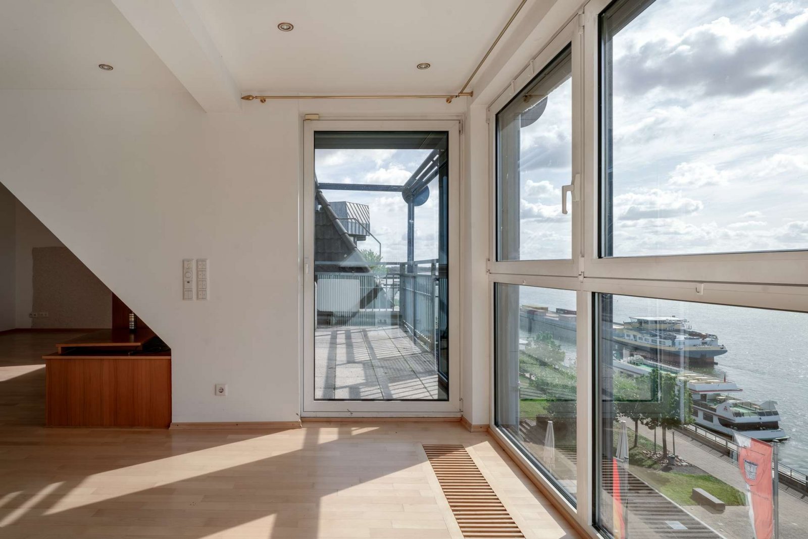 Wohnzimmer mit Zugang zum Balkon