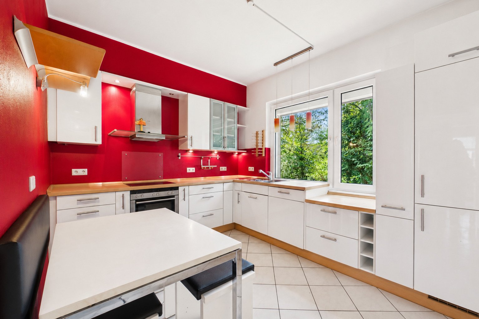 Moderne Einbauküche mit roter Glasrückwand Moderne Einbauküche mit roter Glasrückwand