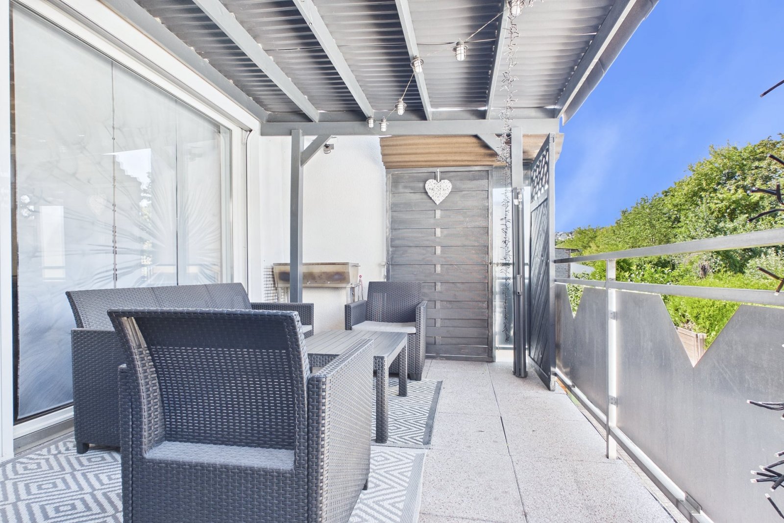 Überdachte Terrasse mit Loungemöbeln