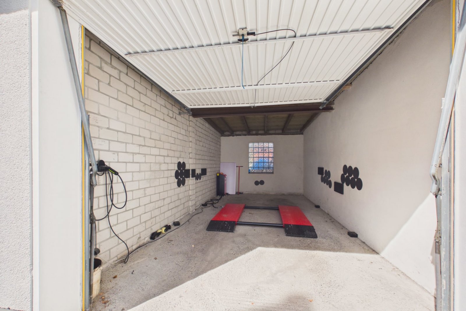 Garage mit Stromanschluss und Hebebühne