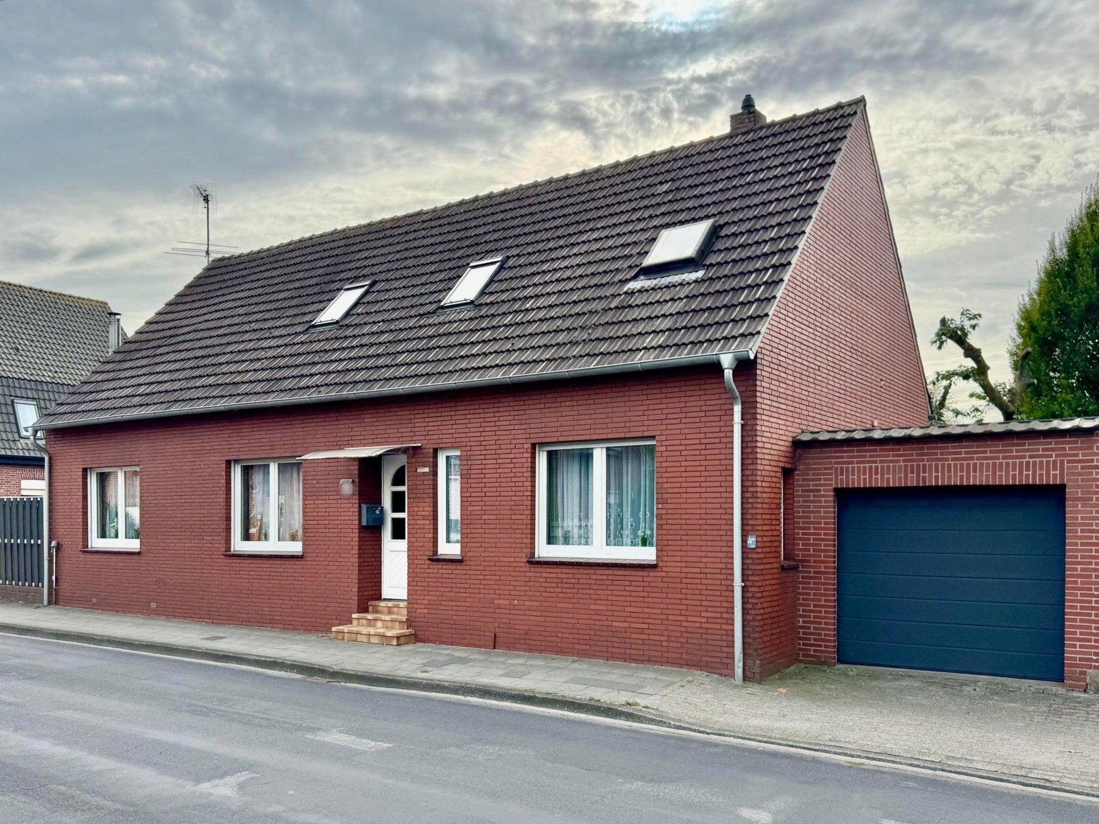 Straßenansicht seitlich rechts Straßenansicht seitlich rechts