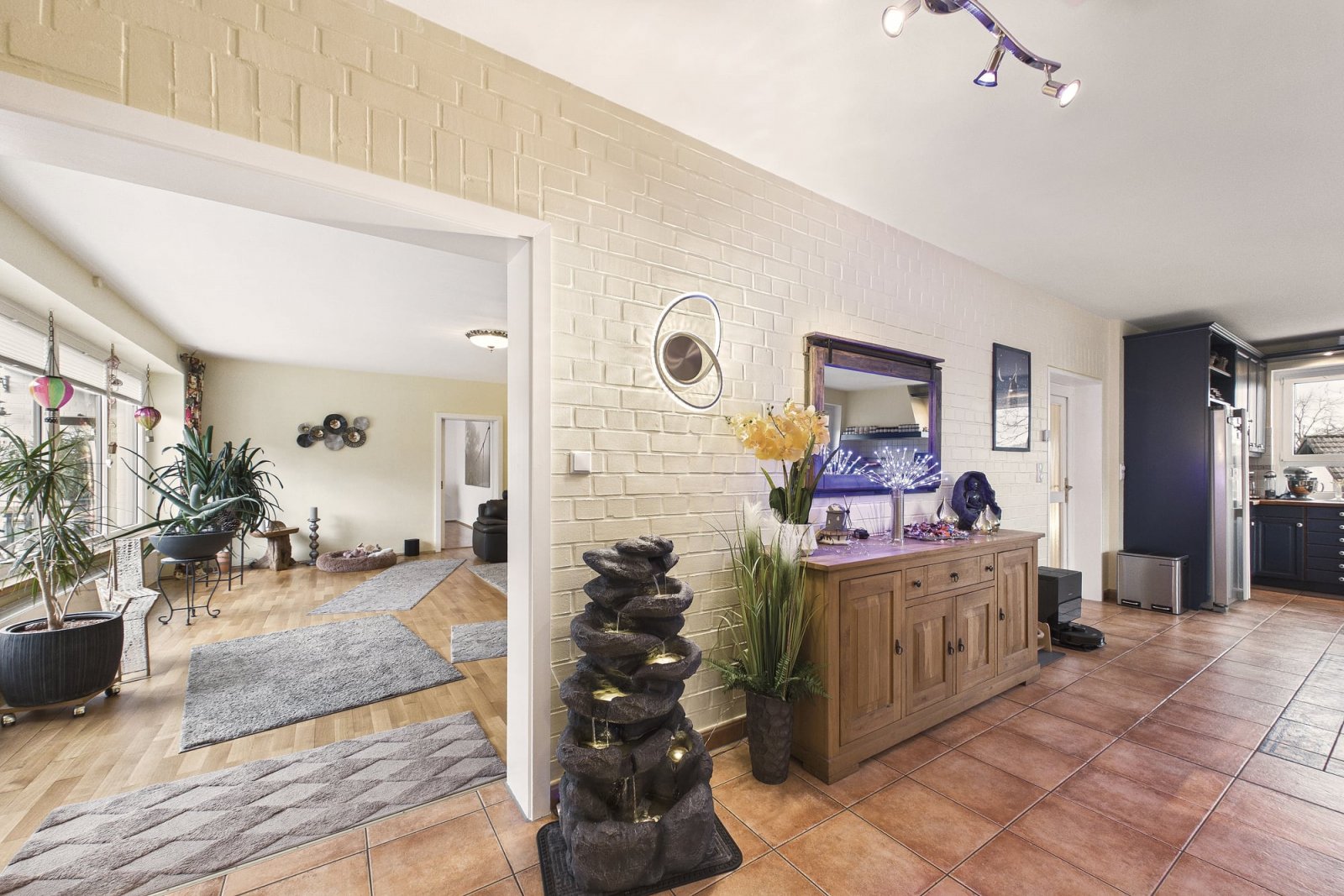 Eingangsbereich mit Blick ins Wohnzimmer Eingangsbereich mit Blick ins Wohnzimmer