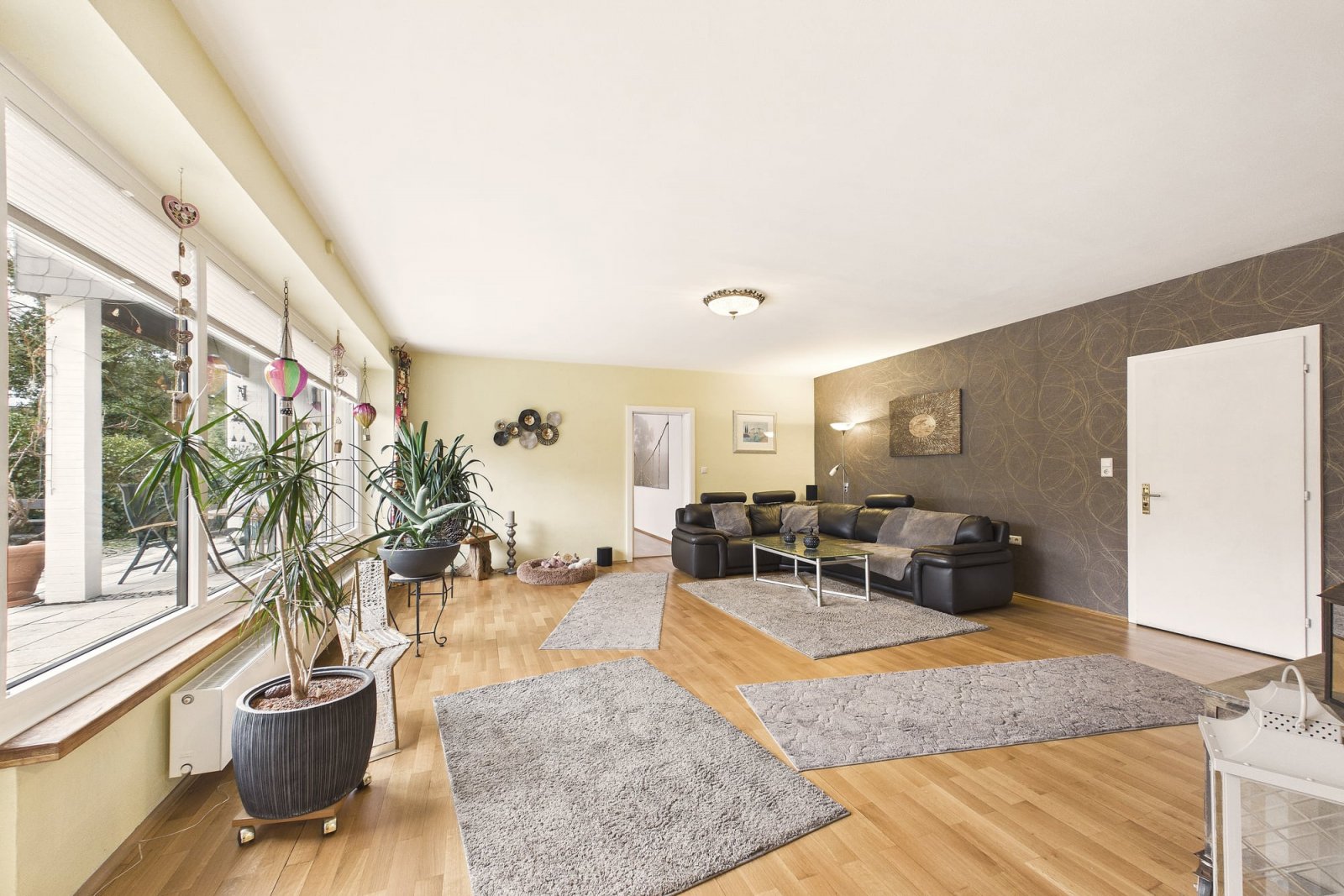 Wohnzimmer mit Akzentwand und Gartenblick Wohnzimmer mit Akzentwand und Gartenblick