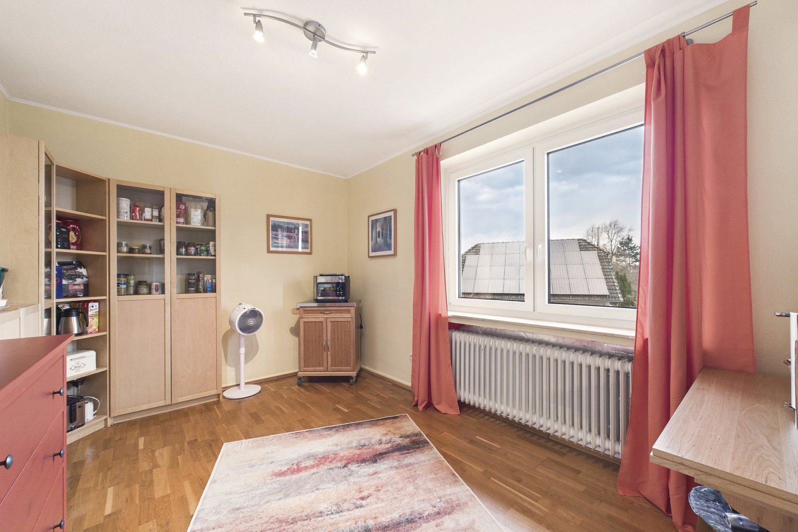 Zimmer mit Parkettboden und Regalsystem Zimmer mit Parkettboden und Regalsystem
