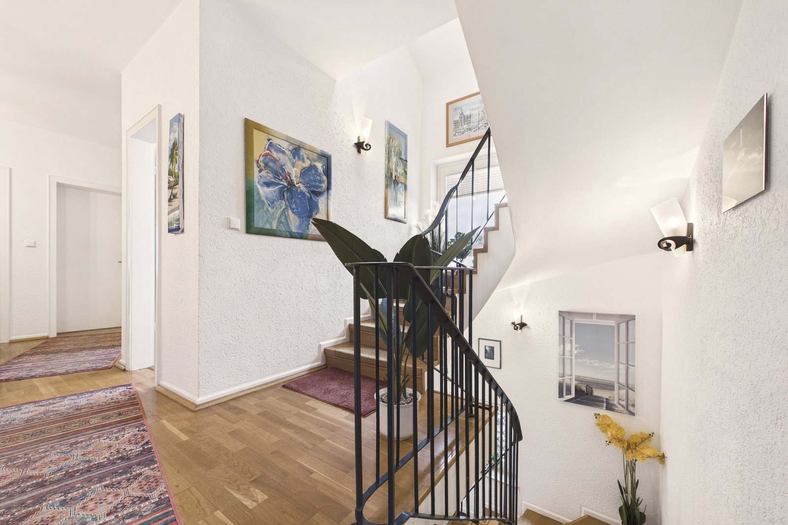 Treppenhaus mit Galeriebereich über zwei Etagen Treppenhaus mit Galeriebereich über zwei Etagen