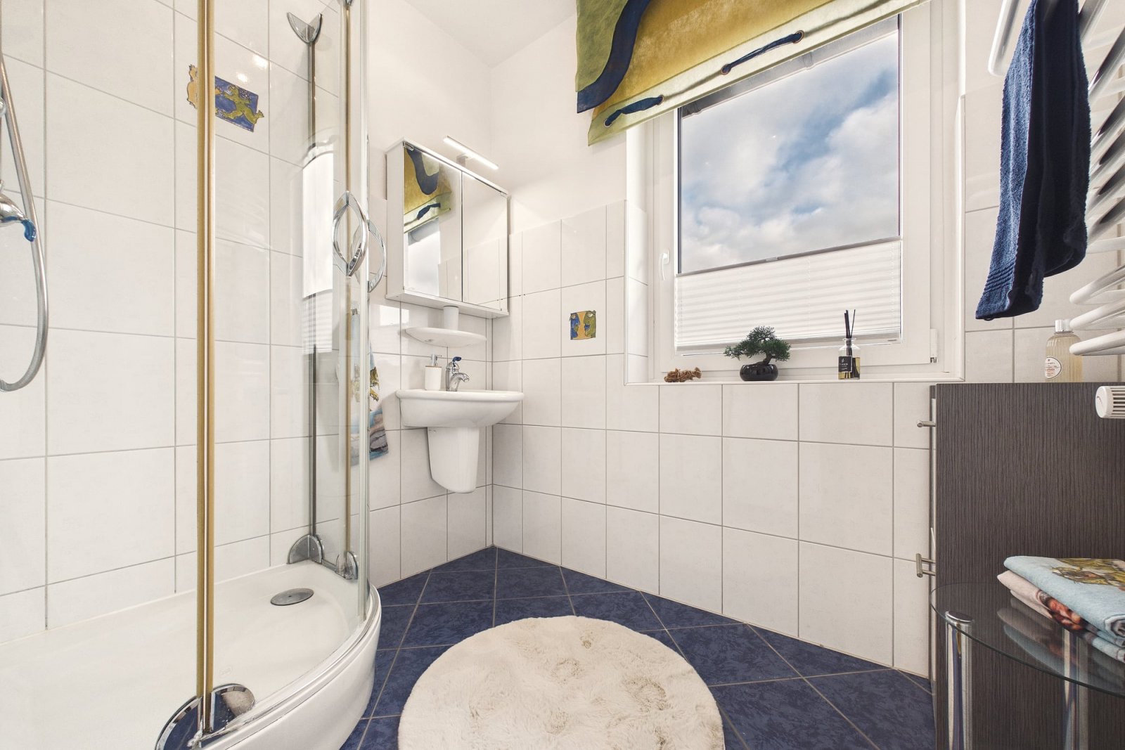 Badezimmer mit Dusche und Fenster Badezimmer mit Dusche und Fenster