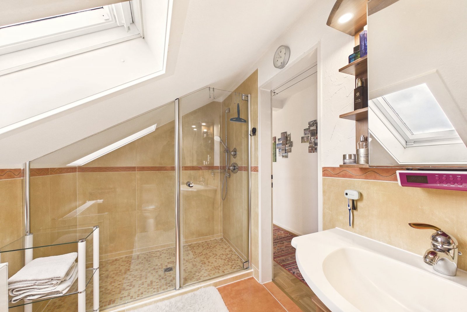 Badezimmer mit großer Dusche unter Dachschräge Badezimmer mit großer Dusche unter Dachschräge