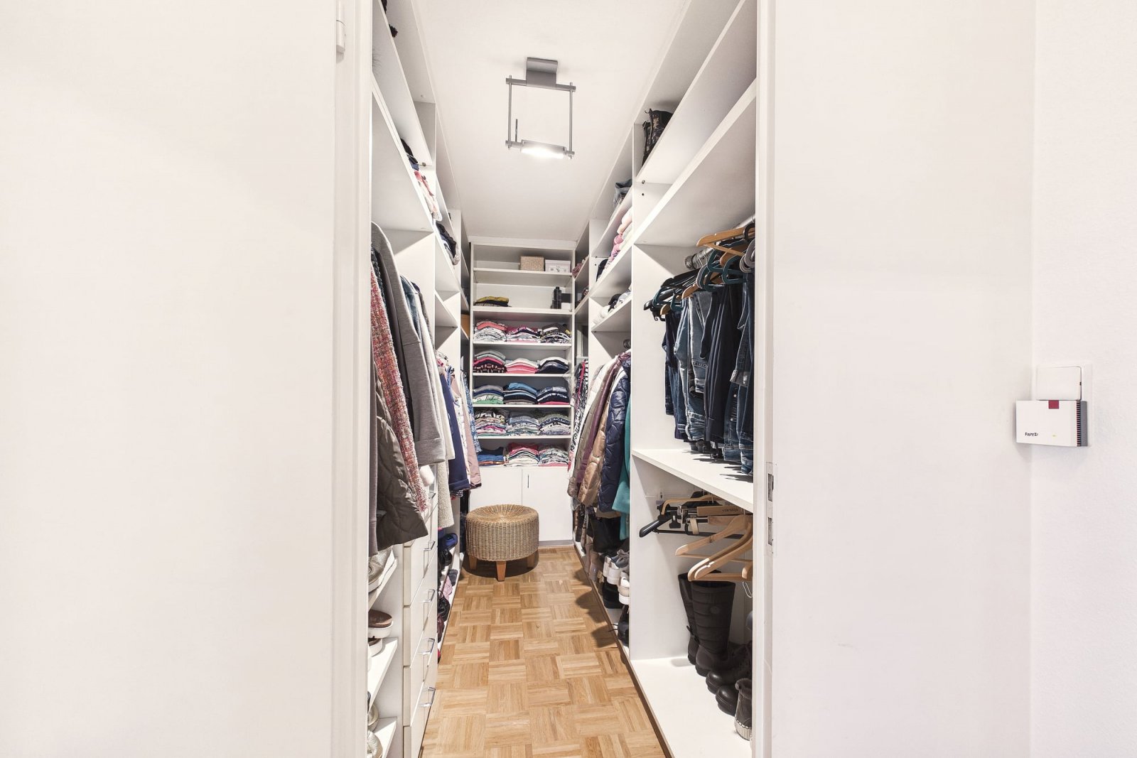 Begehbarer Kleiderschrank mit viel Stauraum Begehbarer Kleiderschrank mit viel Stauraum