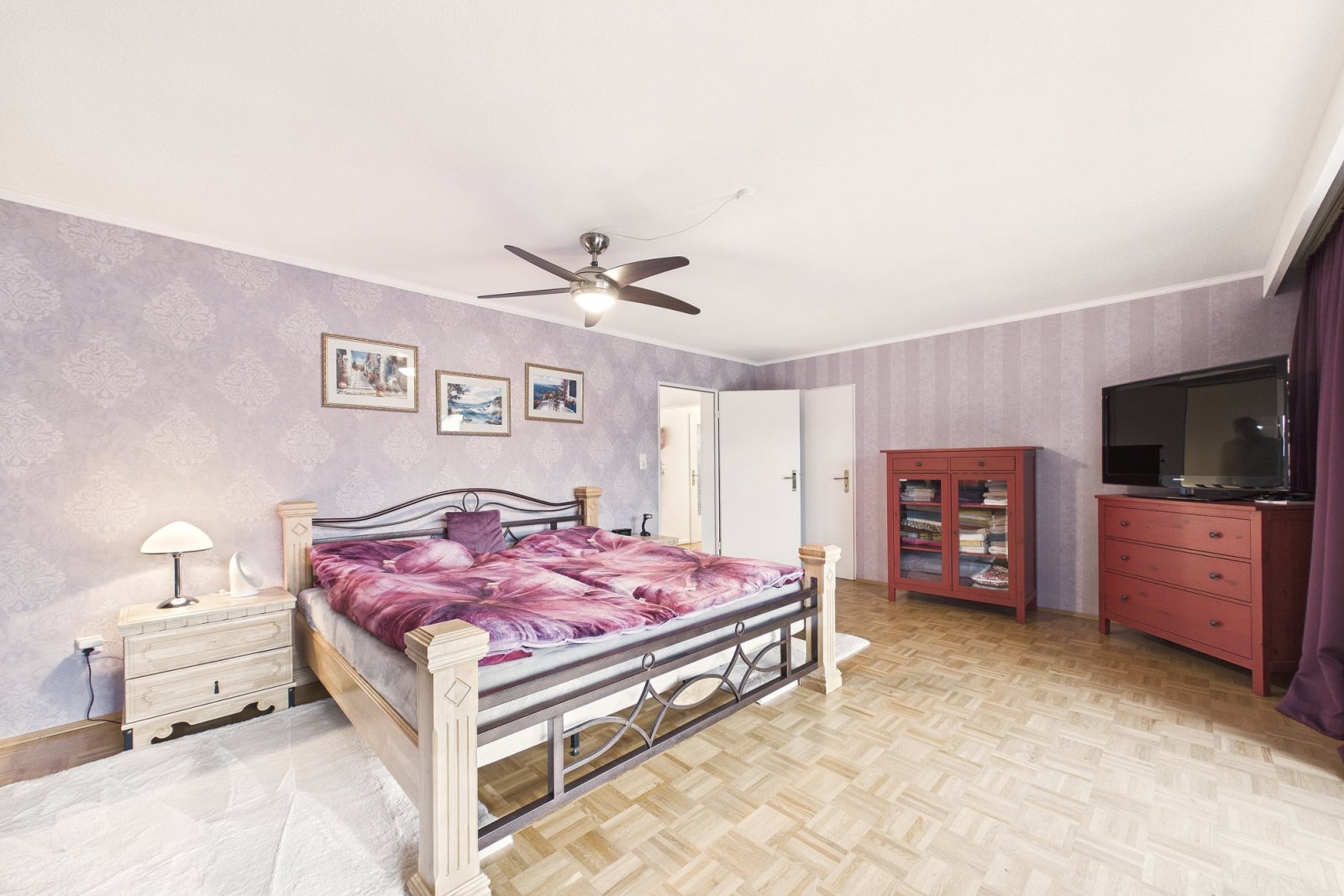 Geräumiges Schlafzimmer mit Deckenventilator Geräumiges Schlafzimmer mit Deckenventilator
