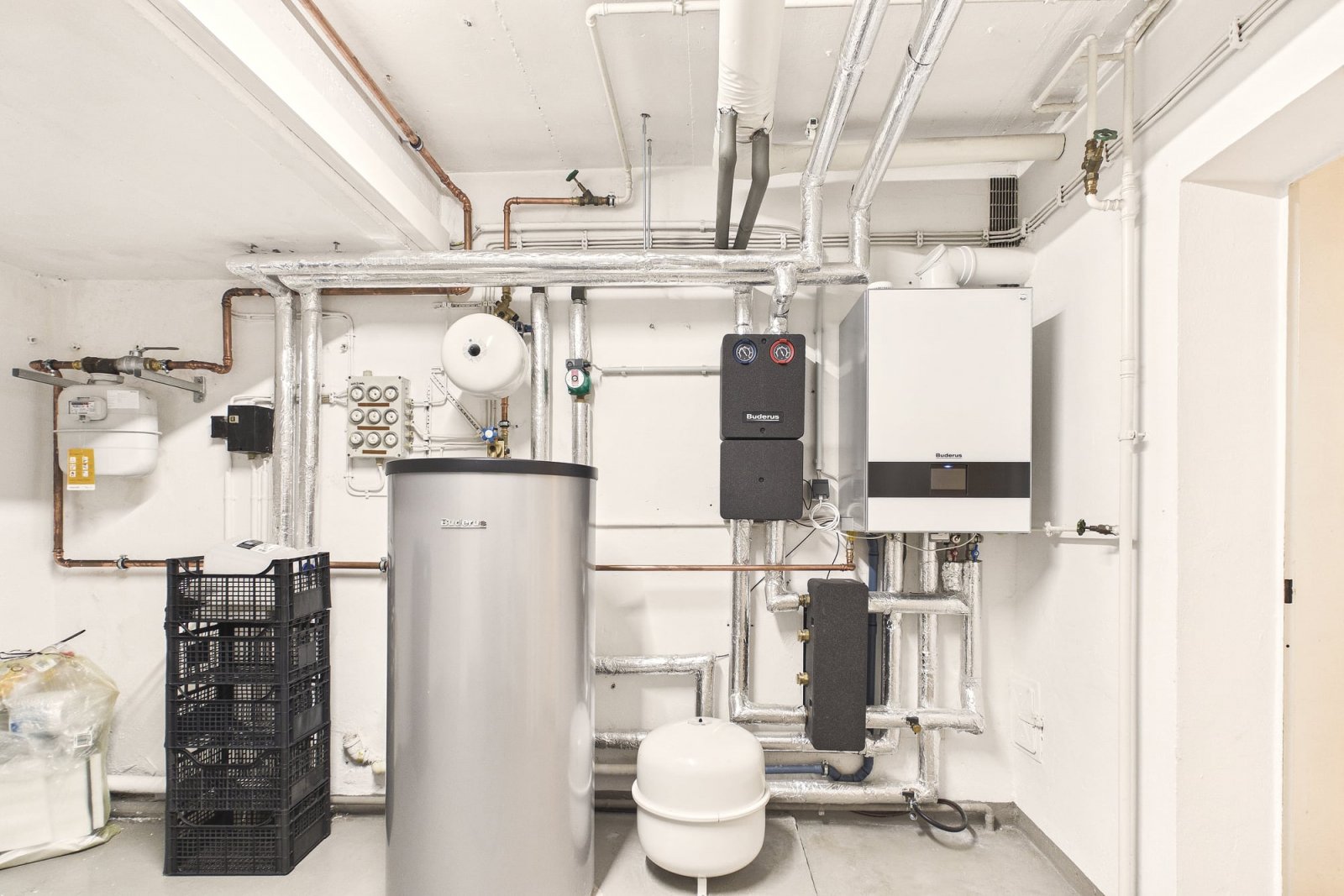 Heizungsraum mit moderner Wärmepumpe Heizungsraum mit moderner Wärmepumpe