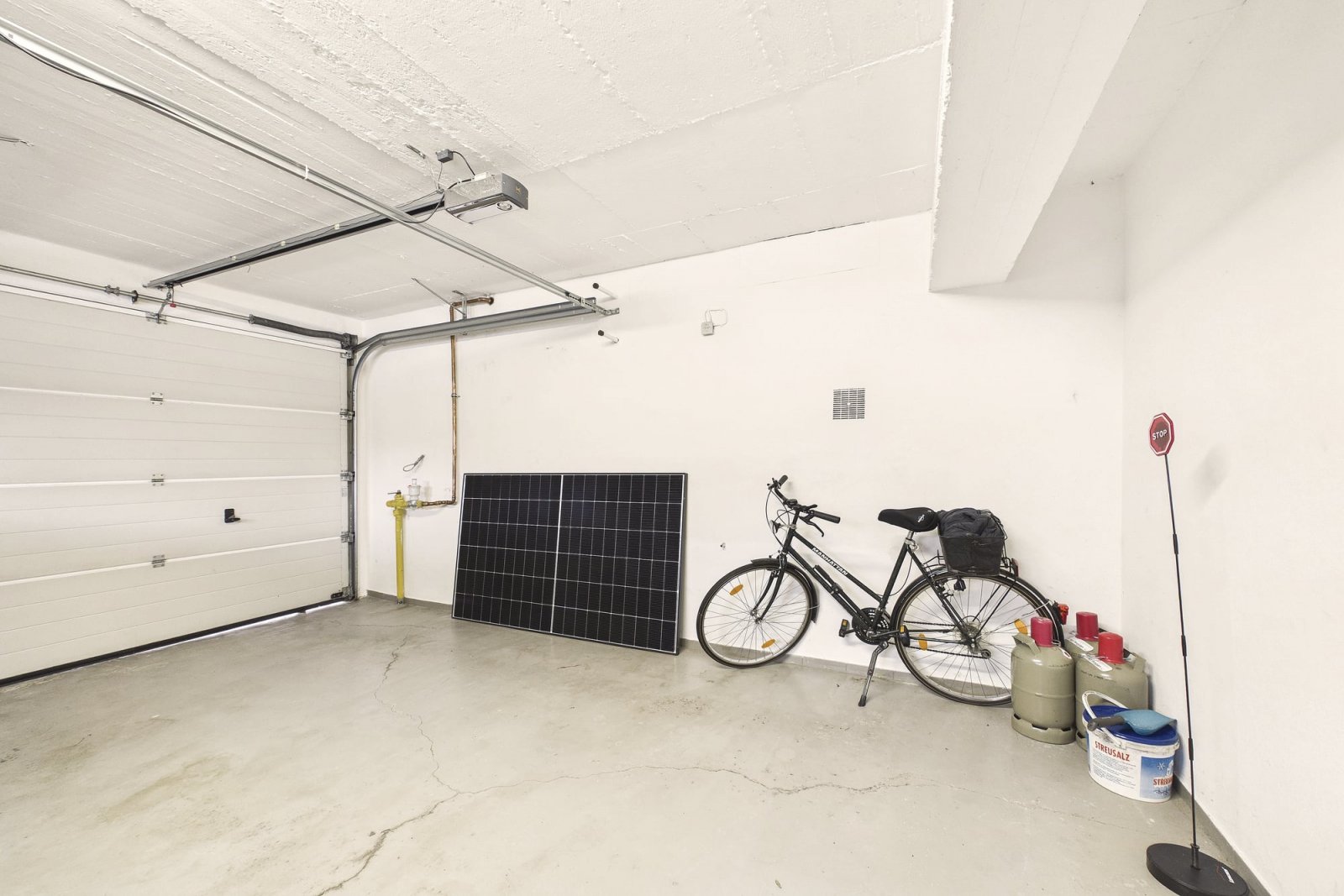 Garage mit Solarmodul und Garagentor Garage mit Solarmodul und Garagentor