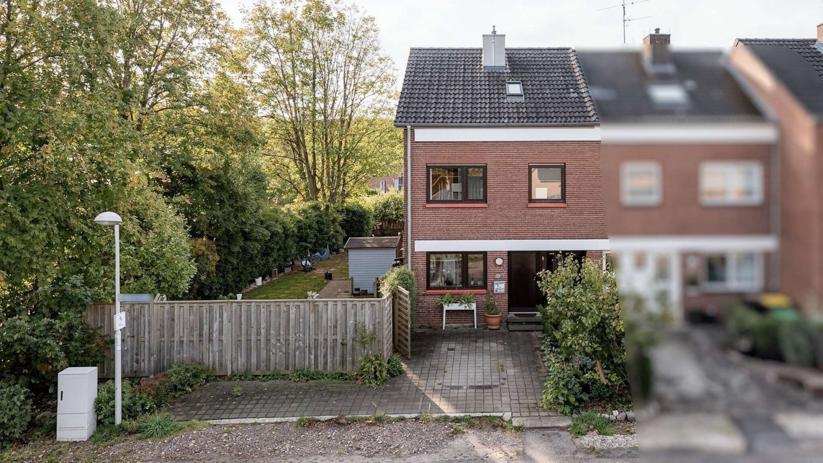Emmerich am Rhein: Reiheneckhaus mit Garage und Stellplätzen, Garten und Balkon 