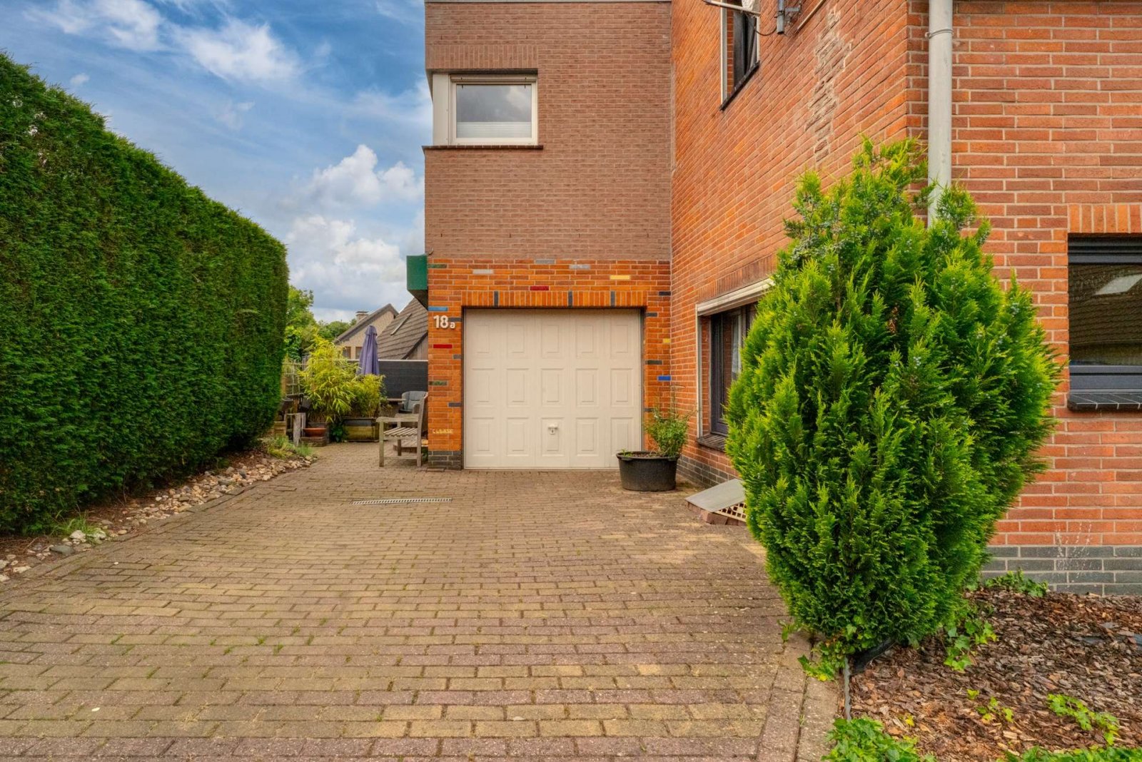 Außenansicht mit Garage Außenansicht mit Garage